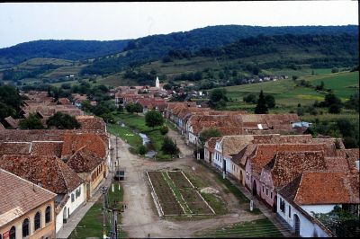 Waldhütten är en typisk sachsisk by där gårdslängorna ligger på rad med gaveln mot bygatan.